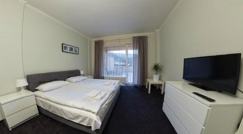 Кровать или кровати в номере Rakhiv Hotel & Apartments