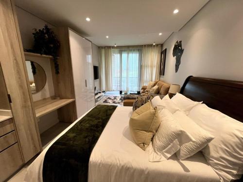 Postel nebo postele na pokoji v ubytování Studio at Boulevard Suites