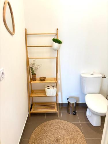 La salle de bains est pourvue de toilettes et d'un tapis. dans l'établissement Proche Genève - Cosy Appartement, à Reignier-Ésery