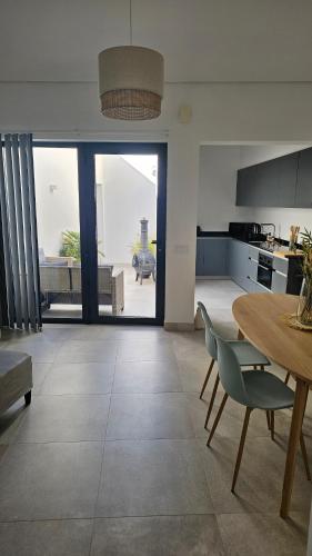 a kitchen and dining room with a table and chairs at City Center Villa in Faro