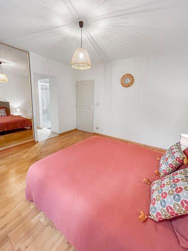 a living room with a pink rug and a couch at Immersion Naturelle à Castelnaud in Castelnaud-de-Gratecambe