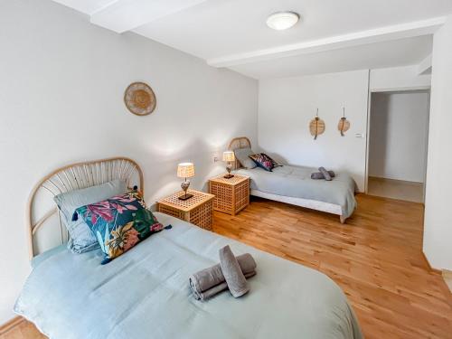 a bedroom with two beds and two lamps in it at Immersion Naturelle à Castelnaud in Castelnaud-de-Gratecambe
