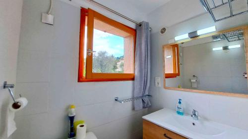 une salle de bain avec un lavabo et un miroir dans l'établissement Locations-06 La Maison du Paysan Villa indépendante pour 8 sur la Côte d'Azur, à Le Bar-sur-Loup