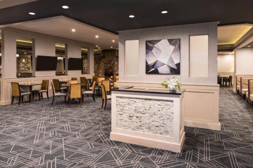 TV a/nebo společenská místnost v ubytování Sheraton Salt Lake City