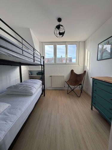 une chambre avec un lit, un bureau et une chaise dans l'établissement La bulle d'Opale, à Équihen-Plage