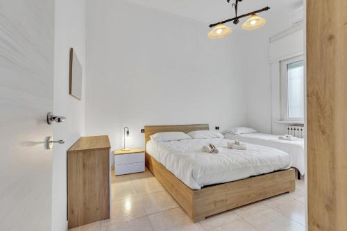 ein weißes Schlafzimmer mit einem Bett und einem Badezimmer in der Unterkunft La Corte alle Porte di Milano in Paderno Dugnano