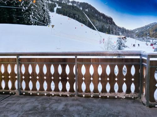 a fence with snow on a ski slope at L'Étoile du Linga in Châtel