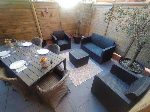 Elle offre une vue sur la terrasse dotée d'une table et de chaises. dans l'établissement Super appartement 2 à 6 pers garage privé, centreville, plage 150m, 2 terrasses, à Sainte-Maxime