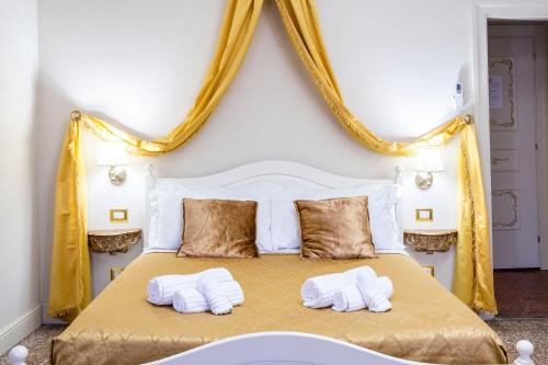 Cama o camas de una habitación en Palazzo Titti Rialto Suites