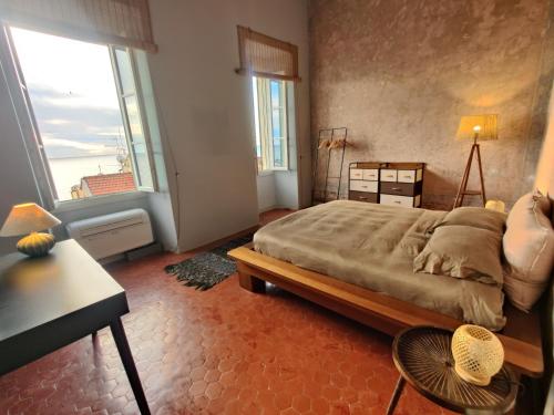 Ένα ή περισσότερα κρεβάτια σε δωμάτιο στο Elegant historic apartment with stunning sea view