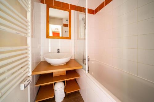 une salle de bain avec un lavabo, un miroir et une baignoire dans l'établissement Résidence Plagne Lauze - maeva Home - Studio 4 personnes - Budget MAE-8134, à Mâcot La Plagne