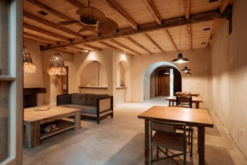 a living room with a couch and a table at Posada Rebaños in San Rafael