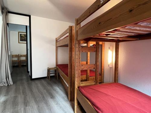 - une chambre avec 2 lits superposés et un miroir dans l'établissement Résidence Le Tourmalet - maeva Home - Appartement 2 pièces 8 personnes - Confort MAE-0351, à La Mongie