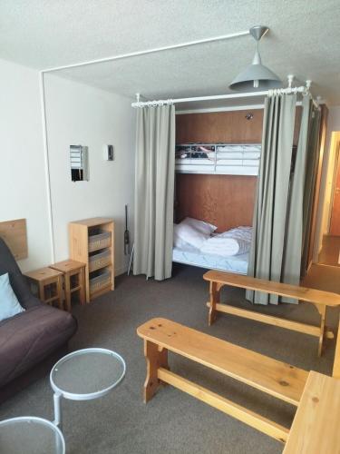 un salon avec un lit et un canapé dans l'établissement Résidence Le Tourmalet - maeva Home - Studio 5 personnes - Confort MAE-8581, à La Mongie