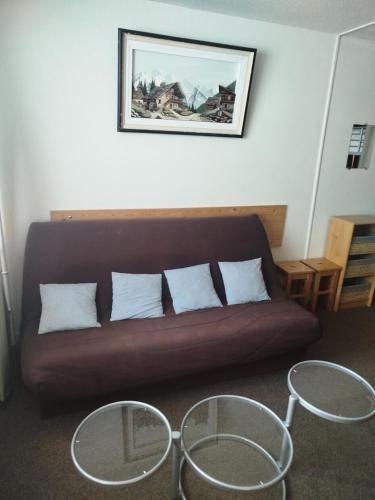 - un salon avec un canapé brun et 2 tables dans l'établissement Résidence Le Tourmalet - maeva Home - Studio 5 personnes - Confort MAE-8581, à La Mongie
