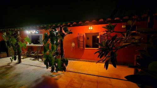 a room with a house with a plant in front of it at Casa de hóspedes Balibar Cumbuco in Cumbuco