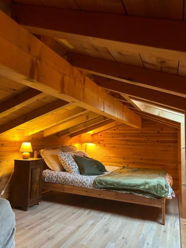 Cette chambre en bois comprend un lit en mezzanine. dans l'établissement Studio à Anglet très lumineux avec jardinet, à Anglet