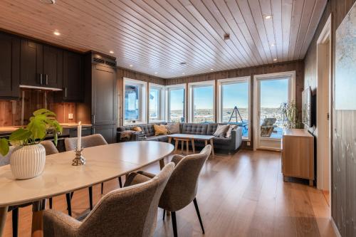 a kitchen and living room with a table and chairs at Leilighet på Bualie, Golsfjellet in Gol
