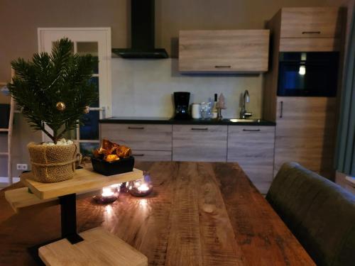 a living room with a wooden table in a kitchen at Secret Wellness Heidezicht in Holten