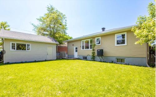 Gallery image of Cozy 4-Bedroom Home - 15-minute From Downtown Montreal in Longueuil