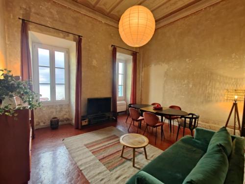 Μια τηλεόραση ή/και κέντρο ψυχαγωγίας στο Elegant historic apartment with stunning sea view