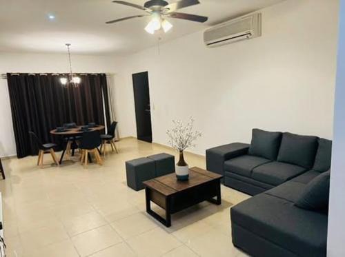 un salon avec un canapé et une table dans l'établissement Peregrina 2 bdr In Heart of Playa, à Playa del Carmen