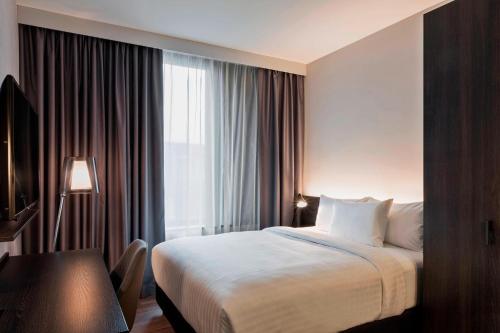 Кровать или кровати в номере Residence Inn by Marriott Frankfurt City Center