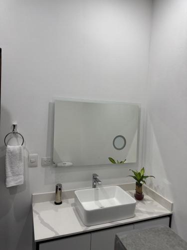 Bilik mandi di Verde Armonía Lodge