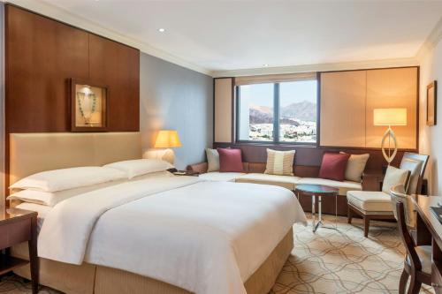 Postel nebo postele na pokoji v ubytování Sheraton Oman Hotel