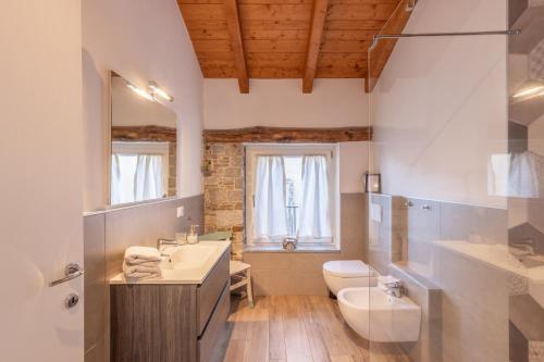 a bathroom with a sink and a toilet at Il riccio di Ricciano in Casale Corte Cerro