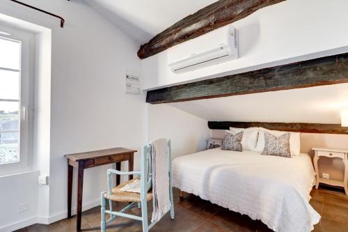une chambre avec un lit, un bureau et une chaise dans l'établissement La Petite Bastide Cagnoise, à Cagnes-sur-Mer