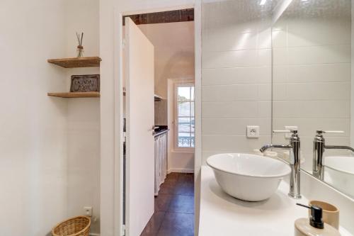 une salle de bain avec une baignoire blanche et un lavabo dans l'établissement La Petite Bastide Cagnoise, à Cagnes-sur-Mer