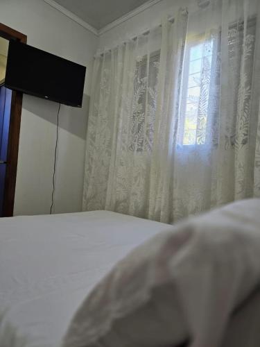 a bedroom with a bed and a window at Edificio Hayannes - 01 Quarto - Cozinha - Banheiro - Garagem Coberta - Self Check in - Taxa Para Hospede Com Pets in Maringá