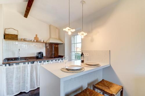 une cuisine avec un comptoir blanc et un évier dans l'établissement La Petite Bastide Cagnoise, à Cagnes-sur-Mer