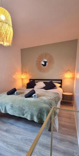 une chambre avec un grand lit et un miroir dans l'établissement Maison Cosy Coco 1h Paris et 2h plages Normandie, à Broué