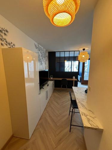 une cuisine avec un réfrigérateur blanc et une table dans l'établissement Studio cosy 3 étoiles, à Aix-les-Bains
