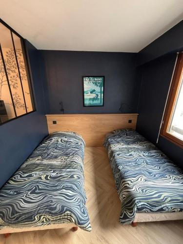 une chambre avec deux lits dans une pièce dans l'établissement Studio cosy 3 étoiles, à Aix-les-Bains