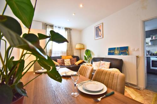 un salon avec une table et un canapé dans l'établissement Sweet Escape Goussainville, à Goussainville