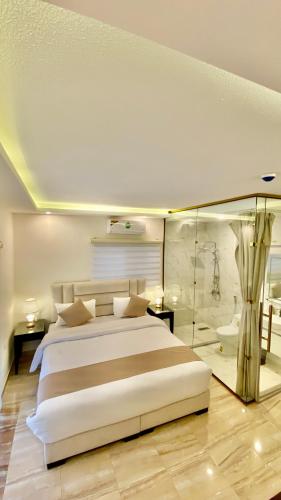 Postel nebo postele na pokoji v ubytování Eighth Wonders Hotel