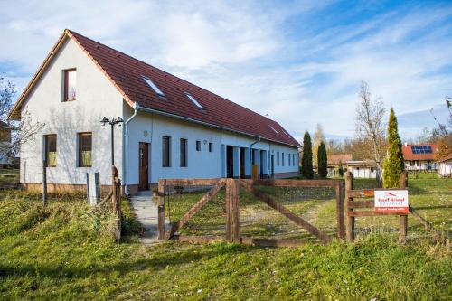 KiskorpádSzent Kristóf Udvarház的前面有栅栏的白色建筑