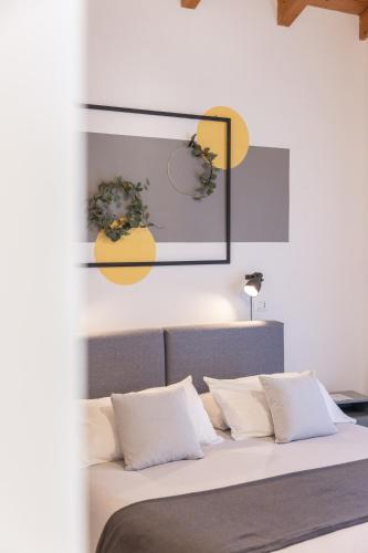 a bedroom with a large bed with white pillows at Il riccio di Ricciano in Casale Corte Cerro