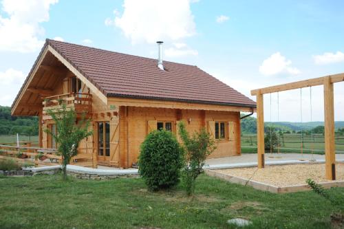 une maison en rondins en construction avec une cour dans l'établissement DROUVENANT chalet 10 personnes, à Charcier