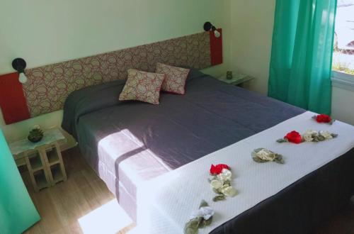 La EstanciaCabañas Vista Ensueño的一间卧室配有一张带鲜花的大床