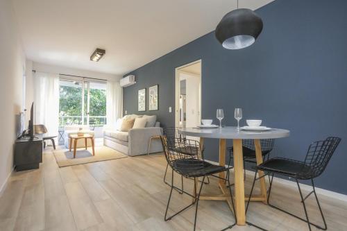 ein Wohnzimmer mit Tisch und Stühlen und einer Couch in der Unterkunft Luxurious and modern Apartment With Cochera Palermo Hollywood in Buenos Aires