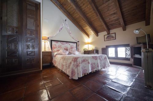 A bed or beds in a room at Hotel Restaurante Doña Anita