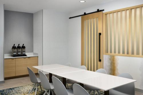 a meeting room with a table and chairs at TownePlace Suites by Marriott Plant City in Plant City