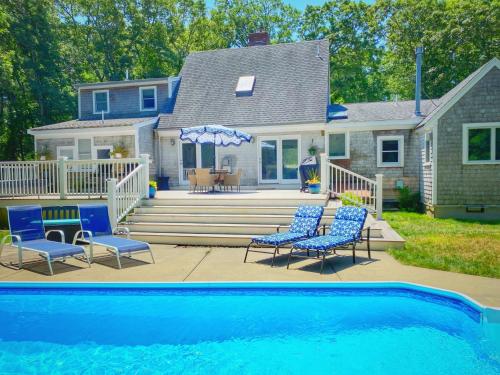 バーンスタブルにあるBarnstable Breeze with Seasonal Pool and Hotubの家の前にプールがある家
