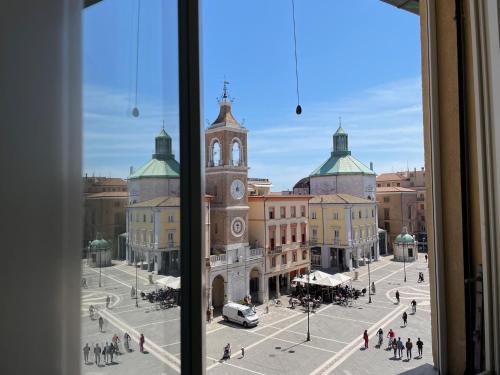 une vue d'une ville depuis une fenêtre dans l'établissement Alle 4 Stagioni - Appartamento 2, à Rimini