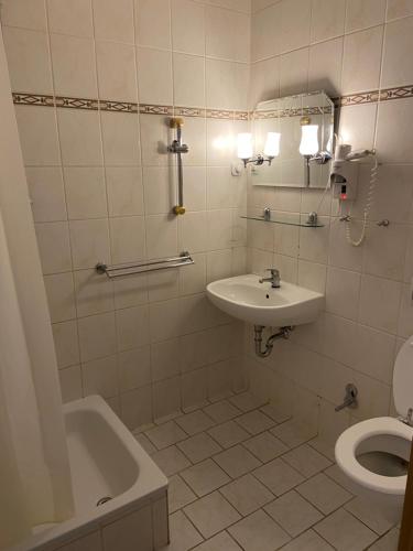 a bathroom with a sink and a toilet at Auf Feiningers Spuren durch das Mönchgut Doppelzimmer ohne Küche in Lobbe