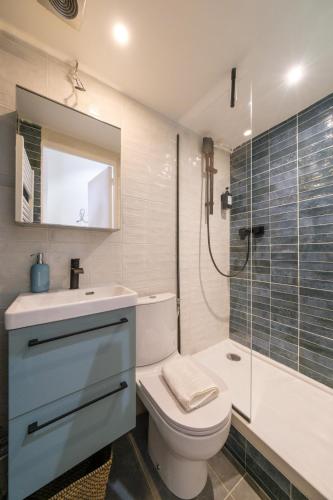 une salle de bain avec toilettes, lavabo et douche dans l'établissement Wonderful studio 2P - Sorbonne Monge, à Paris